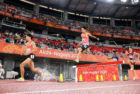 男子３０００メートル障害　水濠を越える（左から）三浦龍司、青木涼真