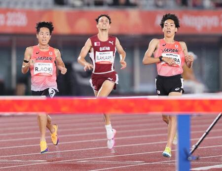 男子３０００メートル障害決勝　大会新記録で優勝した三浦龍司㊨。左は２位でゴールする青木涼真　