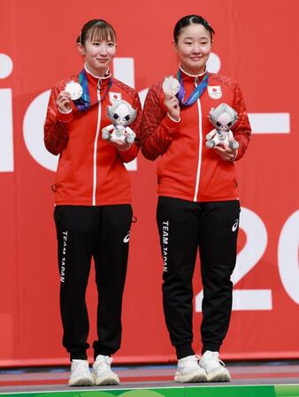 女子ダブルスで銀メダルを獲得した早田ひな（左）と張本美和（撮影・伊藤笙子）