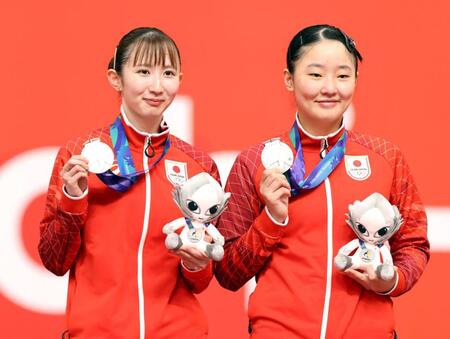 女子ダブルスで銀メダルを獲得した早田ひな（左）と張本美和（撮影・伊藤笙子）