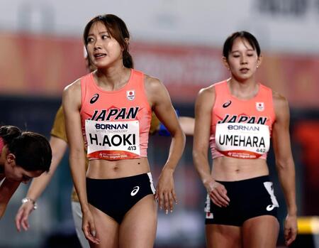 女子４００メートル障害決勝を終えた青木穂花（左）と梅原紗月