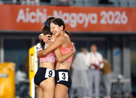 女子４００メートル障害決勝を終え、青木穂花（左）と抱き合う梅原紗月