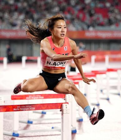 女子４００メートル障害決勝　力走する青木穂花