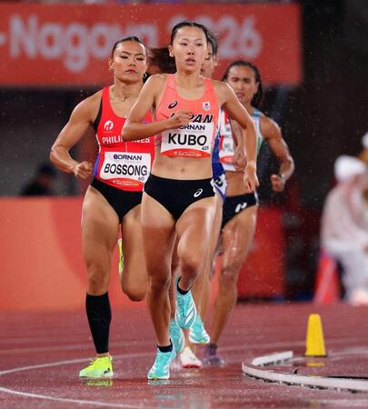 女子８００メートル予選　力走する久保凜