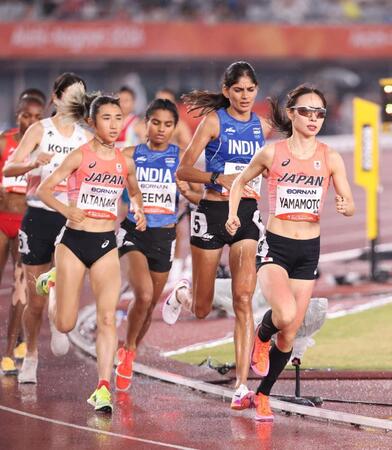 女子５０００メートル決勝　力走する山本有真㊨と田中希実㊧