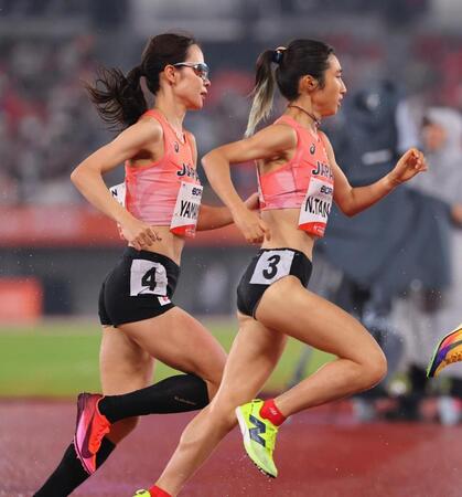 女子５０００メートル決勝　力走する田中希実㊨と山本有真