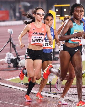 女子５０００メートル決勝　力走する山本有真　