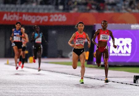 女子５０００メートル決勝　最終周、先頭争いをする田中希実（右から２人目）