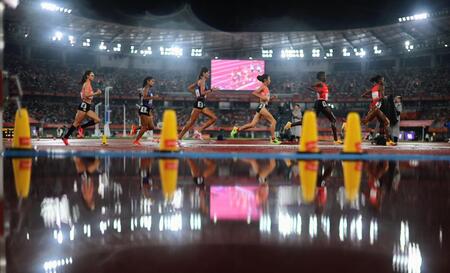 女子５０００メートル決勝　力走する田中希実（右から３人目）と山本有真㊧　