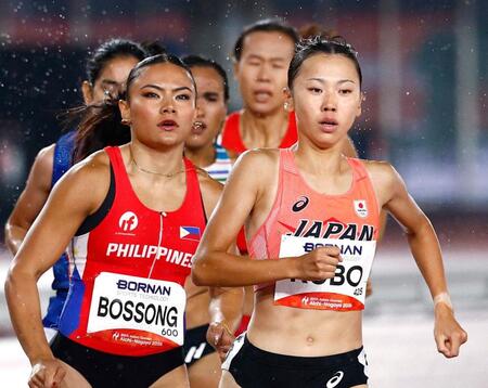女子８００メートル予選　力走する久保凜（右）