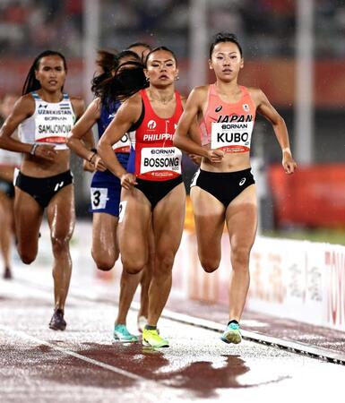 女子８００メートル予選　力走する久保凜（右端）