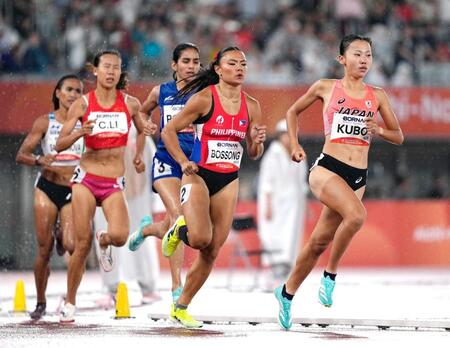 女子８００メートル予選　力走する久保凜（右端）