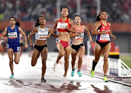 女子８００メートル予選　ゴールする久保凜（右から２人目）