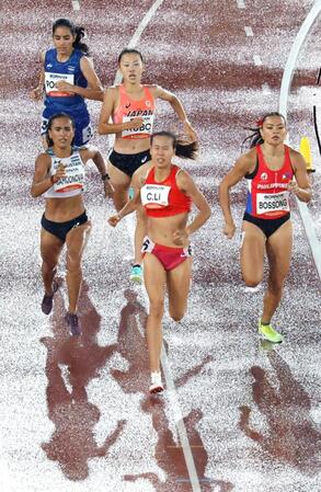 女子８００メートル予選　力走する久保凜（奥左から２人目）