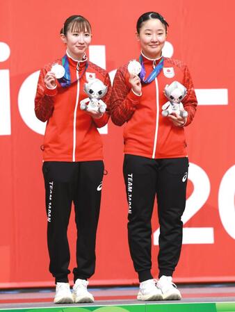 女子ダブルスで銀メダルを獲得した早田ひな（左）と張本美和（撮影・伊藤笙子）