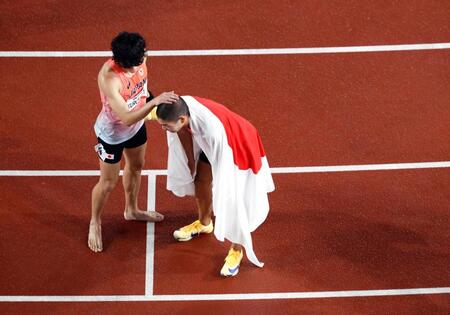 男子４００メートル障害を終えた黒川和樹（左）と後藤大樹
