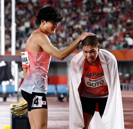 男子４００メートル障害決勝を終えた黒川和樹（左）と後藤大樹