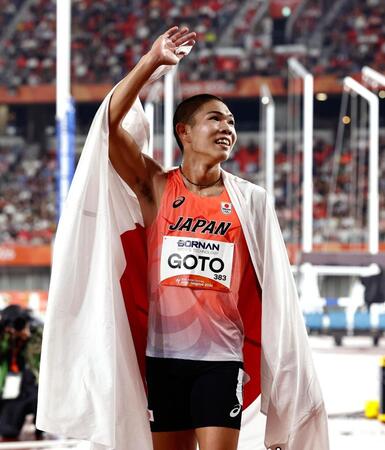 男子４００メートル障害決勝を終え、声援に応える後藤大樹