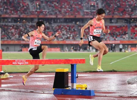 男子３０００メートル障害決勝で力走する三浦龍司（右）と青木涼真