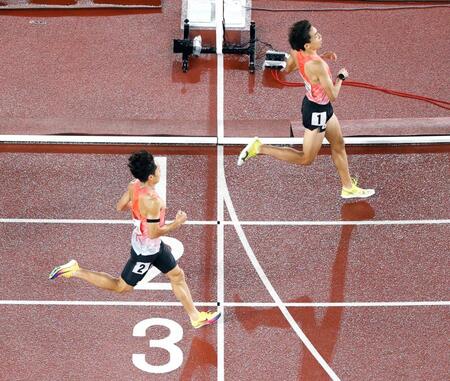男子３０００メートル障害　ゴールする三浦龍司（上）と青木涼真