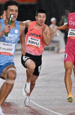 男子４００メートルリレー決勝　力走する第３走者の桐生祥秀