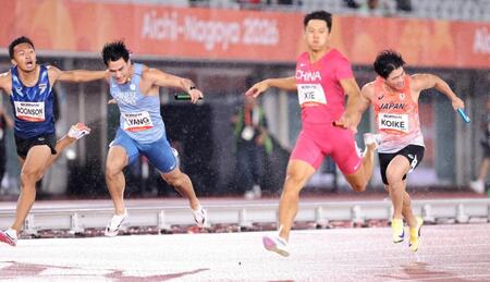 男子４００メートルリレー決勝　５位でゴールするアンカーの小池祐貴（右）