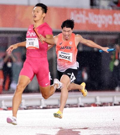 男子４００メートルリレー決勝　５位でゴールするアンカーの小池祐貴（右）