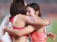 他国選手と抱擁を交わす福部真子（右）＝愛知県名古屋市・パロマ瑞穂スタジアム（撮影・中田匡峻）