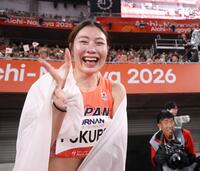 笑顔でＶサインをする福部真子（撮影・中田匡峻）