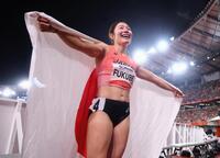女子１００メートル障害決勝を制し、国旗を広げて笑顔を見せる福部真子