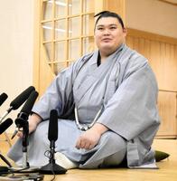 一夜明け会見に臨む大の里