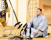一夜明け会見に臨む大の里