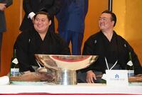２７日の祝勝会で笑顔を見せる大の里（左）と二所ノ関親方（撮影・千葉大輝）