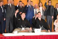 祝杯を挙げる大の里（中央左）と二所ノ関親方（同右）＝２７日