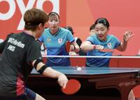女子ダブルス準決勝、香港ペアと対戦した早田ひなと張本美和（撮影・伊藤笙子）