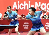 卓球女子ダブルス準決勝、香港ペアと対戦する早田ひな（左）・張本美和組