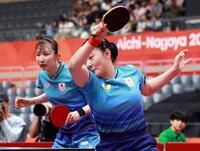 女子ダブルス準決勝、香港ペアと対戦した早田ひな（奥）と張本美和（撮影・伊藤笙子）