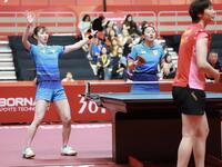 女子ダブルス決勝第２セット、中国ペアの攻撃に圧倒される早田ひなと張本美和（撮影・伊藤笙子）
