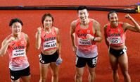 混合４００メートルリレー予選を終えポーズをとる（左から）小室歩久斗、御家瀬緑、桐生祥秀、井戸アビゲイル風果
