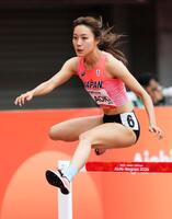女子４００メートル障害予選　力走する青木穂花