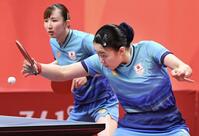 女子ダブルス決勝で、中国ペアと対戦する張本美和（右）、早田ひな組