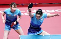 女子ダブルス決勝　中国ペアと対戦する張本美和㊨、早田ひな組