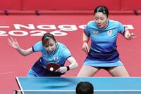 女子ダブルス決勝　中国ペアと対戦する張本美和㊨、早田ひな組　