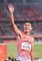 男子４００メートル障害で２位となり、笑顔で歓声に応える後藤大樹　