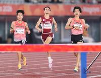 男子３０００メートル障害決勝　大会新記録で優勝した三浦龍司㊨。左は２位でゴールする青木涼真　