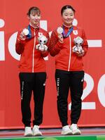 女子ダブルスで銀メダルを獲得した早田ひな（左）と張本美和（撮影・伊藤笙子）