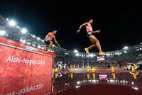 男子３０００メートル障害　水濠を越える（右から）三浦龍司、青木涼真