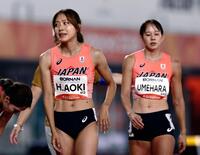 女子４００メートル障害決勝を終えた青木穂花（左）と梅原紗月