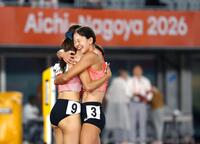 女子４００メートル障害決勝を終え、青木穂花（左）と抱き合う梅原紗月