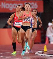 女子８００メートル予選　力走する久保凜